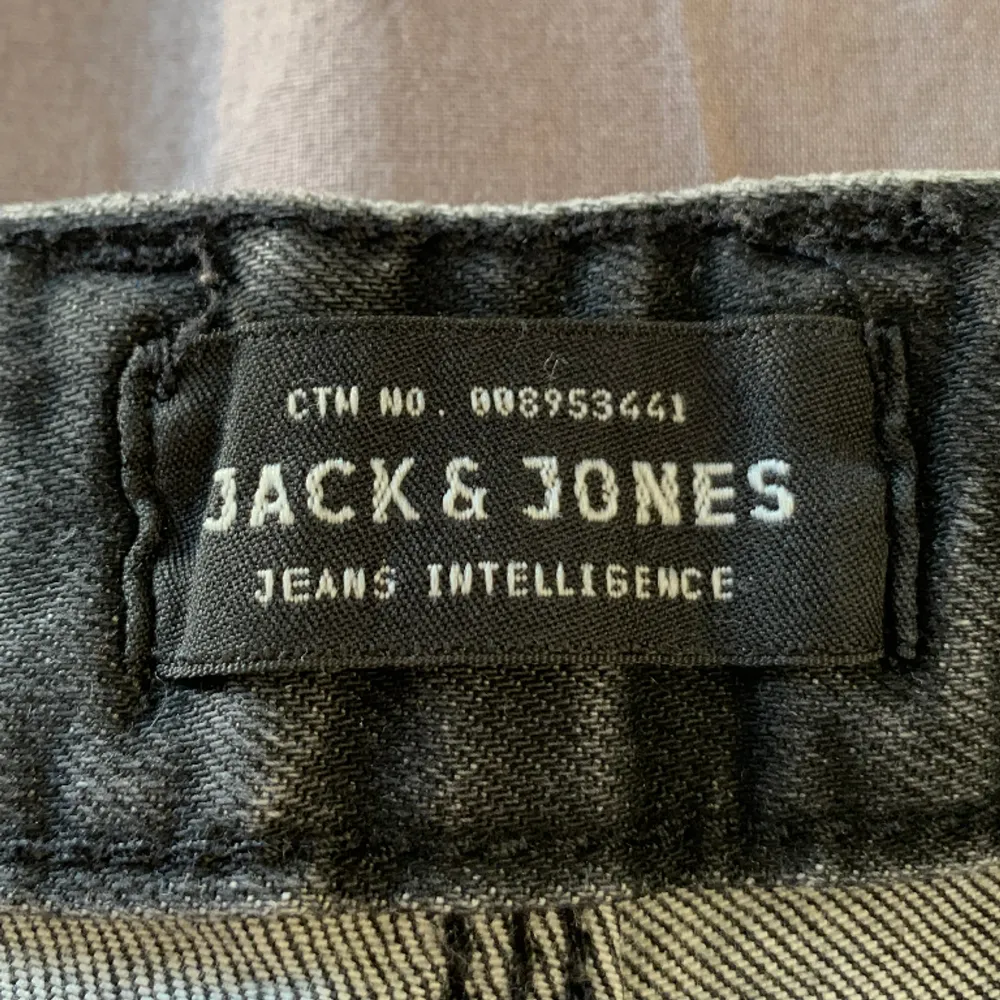 Ett par svarta jeans från Jack & Jones i storlek 30/32 ♣️. Jeans & Byxor.