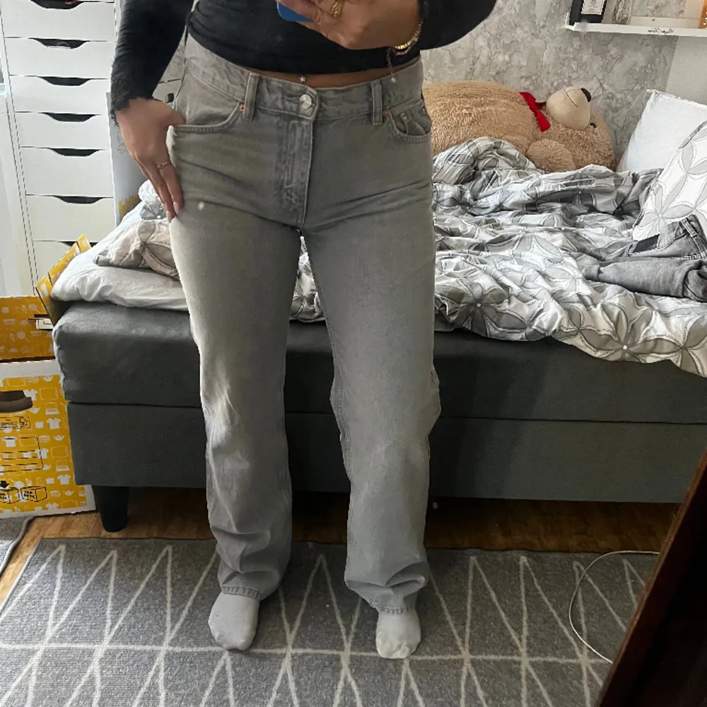Skitsnygga ljusgrå jeans från Gina tricot. Storlek 38 men skulle mer sägs det är 36. Anstånd fåtal gånger. . Jeans & Byxor.