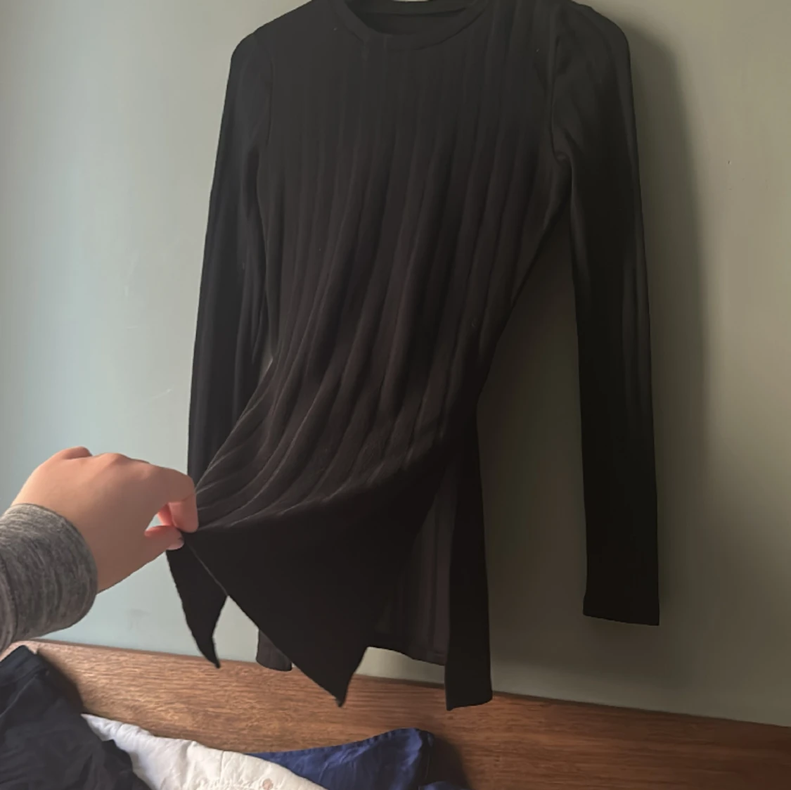 Svart långärmad tröja med slits - 91