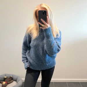 Stickad tröja - Från Zara, i mycket fint skick💗