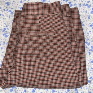 Rutiga kostymbyxor  - Köpt på ASOS, knappt använda och inga defekter!🩷 De är i tall model och är långa i benen:)Dm vid intresse/frågor!💕