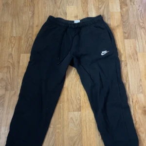 Nike byxor  - Nike byxor med snöre i storlek S men är lite större i storlek, dom är ganska lagom i längden! Använt fler tal gånger men inget slit eller hål. Super sköna men säljs pågrund utav att dom blivit för små.