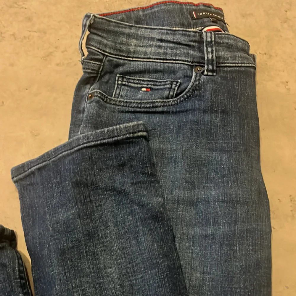 Nästan som nya. Tommy Hilfiger jeans slum fit köpta från Kidsbrandstore i storlek 164.. Jeans & Byxor.