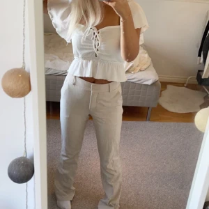 Beiga kostymbyxor - Beiga utavängda kostymbyxor från five units, storlek xs/s 