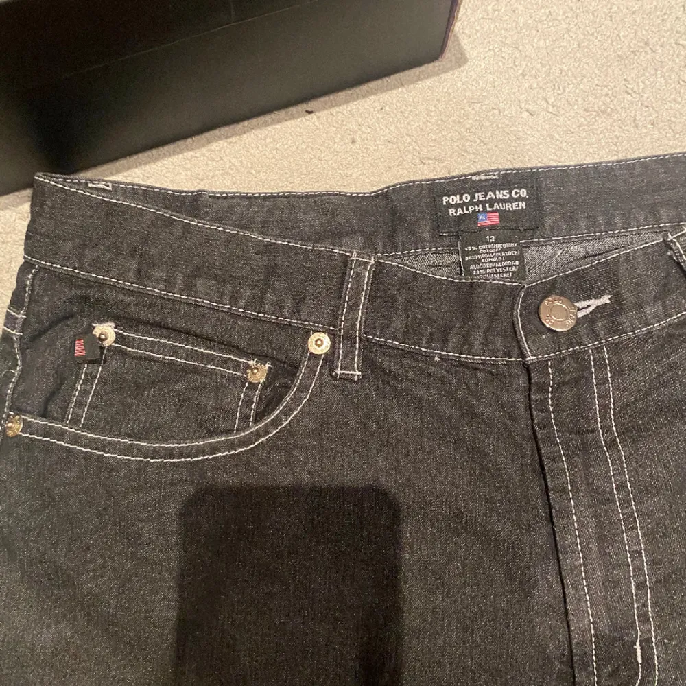 RL jeans i stlrk w34 men passar mer som w32. Jävligt gammal peng. tänk dig dessa jeans o sen en RL piké osen p en klubb i sture p😮‍💨 . Jeans & Byxor.