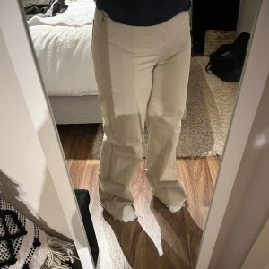 Beiga jeans - Helt oanvända beiga jeans från stradivarius. Säljer eftersom de är för långa för mig. Köpta från asos🫶🏼