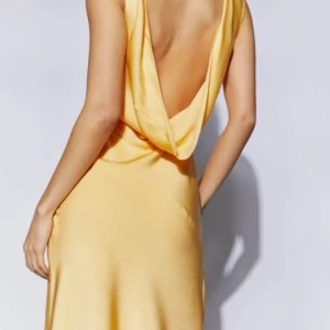 Balklänning - Så fin balklänning från meshki, endast använd 1 gång. Köpte storlek L men har sytt in den :)