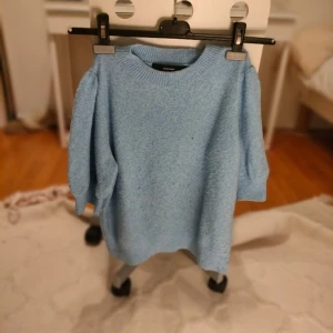 Vero Moda tröja  - Snygg stickad tröja med korta puffiga ärmar från Vero Moda, stl S. Tröjan är lite nopprig, men kan lätt fixas med en noppmaskin. Säljer den för 100 kr 🥰 