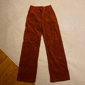 Röda manchesterbyxor prislapp kvar  - Helt oanvända manchesterbyxor i en härlig roströd färg! Varma och lite stretchiga. Sista bilden visar samma byxa fast i en annan färg. Postas inom en dag 💫