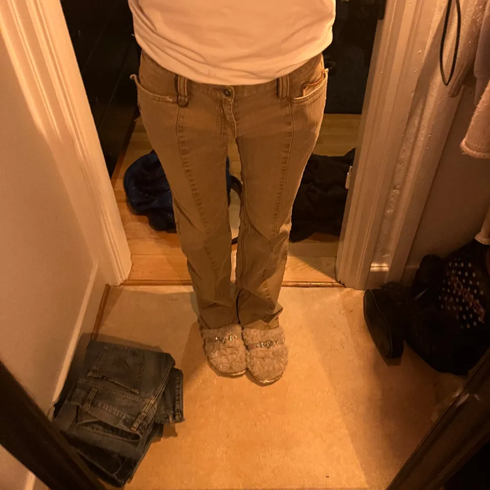 Lågmidjade bootcut jeans i en jätte fin beige färg! Har coola mönster på bakfickorna samt en fika på sidan! Helt oanvända . Jeans & Byxor.