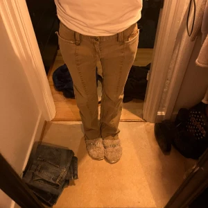 Coola beiga jeans  - Lågmidjade bootcut jeans i en jätte fin beige färg! Har coola mönster på bakfickorna samt en fika på sidan! Helt oanvända 