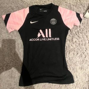 Psg tröja  - (ganska högt tryck över tröjan just nu, hör av dig!!)  Denna PSG tröja är från Unisport (finns ej tillgänglig längre i butik eller online). Det är en XS men sitter som en S. Använd en gång bara. Är som ny. 