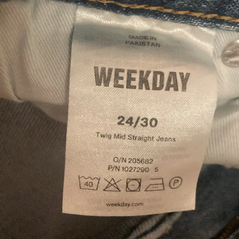 Säljer jeans i nyskick den weekday!! Stl 24/30. Köpte för 500, pris kan diskuteras. Säljer för att dem är försmå 💞 . Jeans & Byxor.