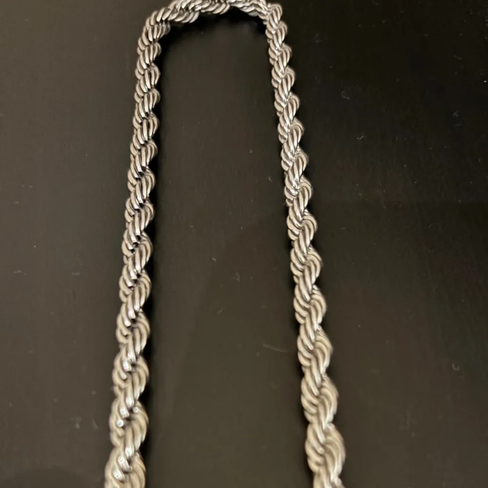Säljer ett silverfärgat halsband i rostfritt stål. 50 cm. Accessoarer.
