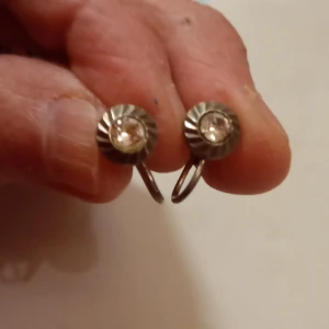 Örhängen med vit sten mönstrad .skruv . - Vintage örhängen med vit sten silver 835 skruv.stämpel finns.