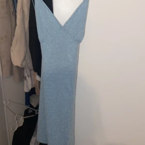 Blå glitter klänning - Säljer min blåa klänning då den aldrig kommit till användning då den är för liten:( det går bra att trycka på köp nu:)