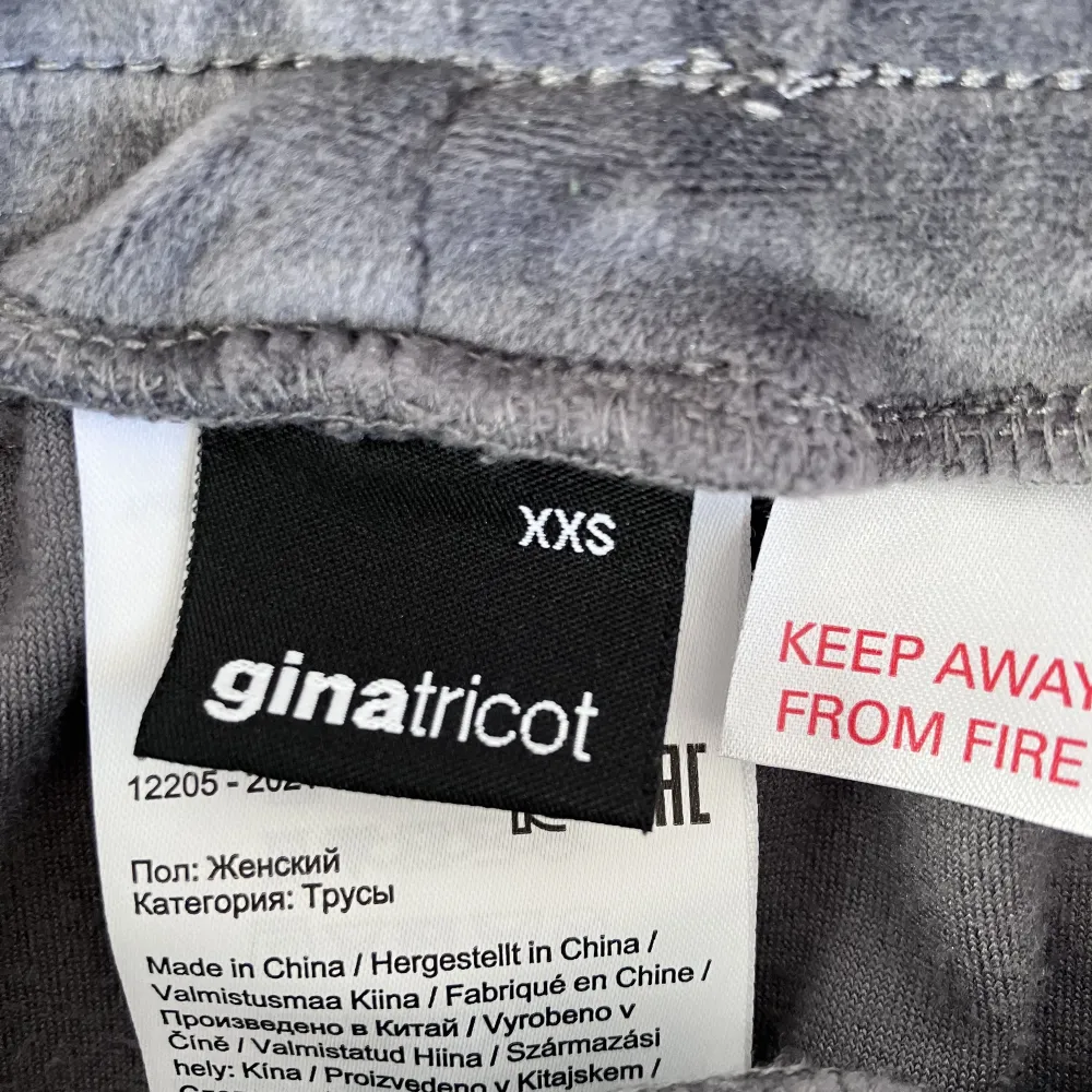 Gråa Gina Tricot mjukisbyxor. Fint skick, säljer då jag inte använder längre! Storlek XXS och benlängd petite så de är lite kortare än de vanliga men inte mycket! 100kr+frakt💕. Jeans & Byxor.