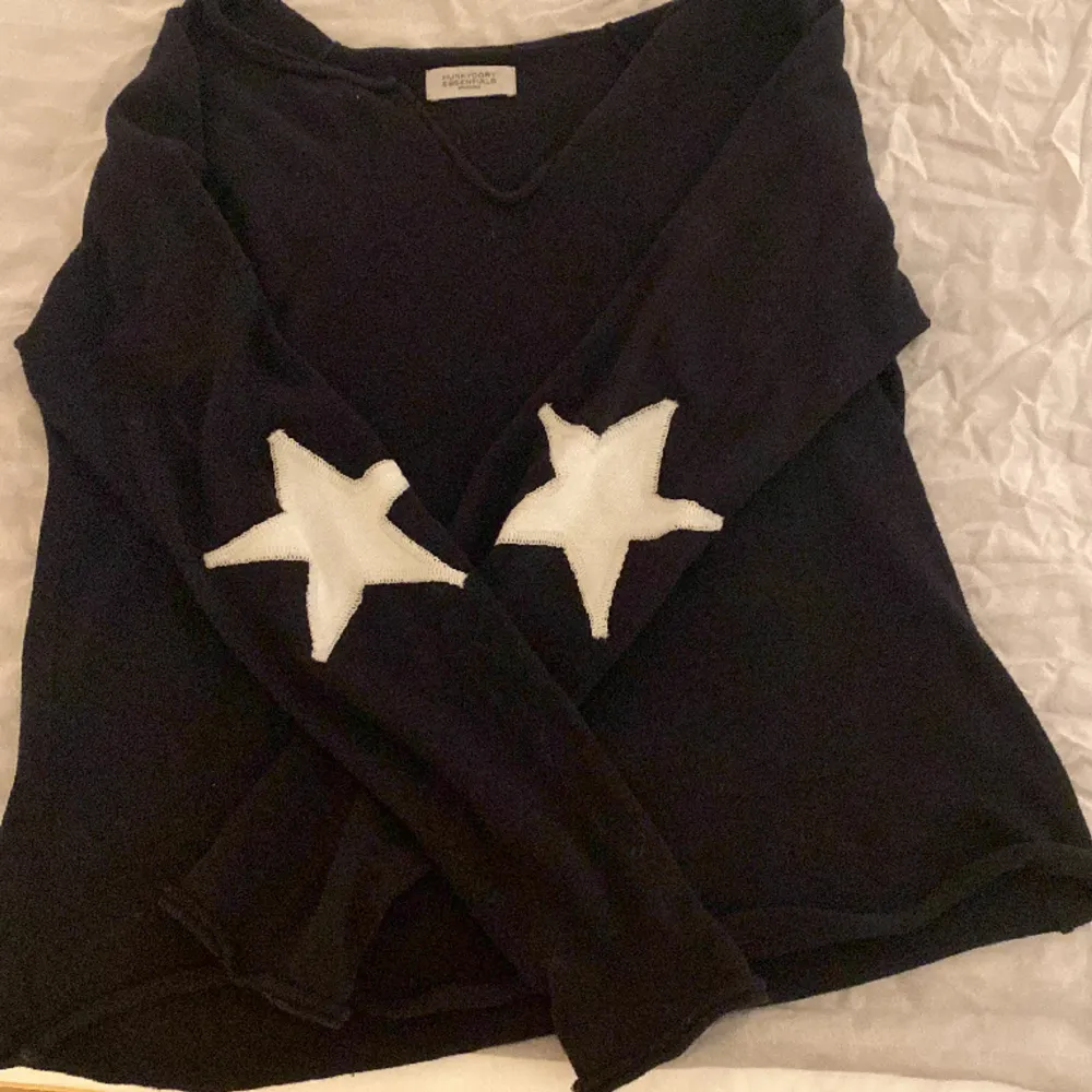 Super söt stickad tröja med stjärnor på ärmarna❣️❣️❣️lappen med storlek Finns ej kvar men är som en M/S beroende på hur man vill att den ska sitta . Stickat.