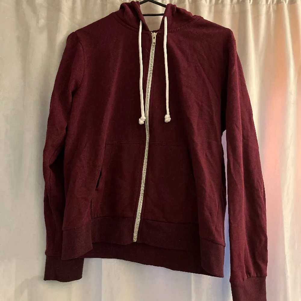 vinröd munktröja endast provad.  Köpt från H&M för en tid sedan. . Hoodies.