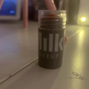 Milk blush/ quirk -  Superfin Milk Blush som är nästan helt oanvänd, köpte nämligen fel färg och den passar inte mig.  men den är så fin annars 