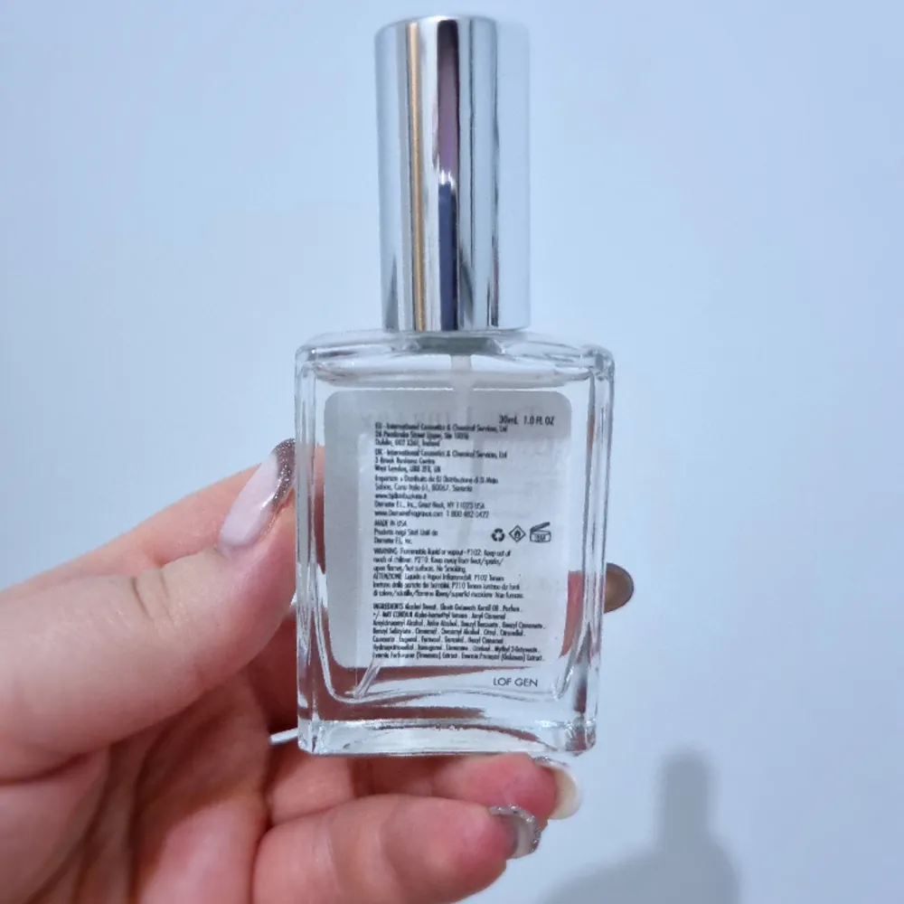 Parfymen från  The Library of Fragrance. Har en mycket fräsch doft. Använd ett par gånger. Nypris 200kr, volym 30 ml. Parfym.