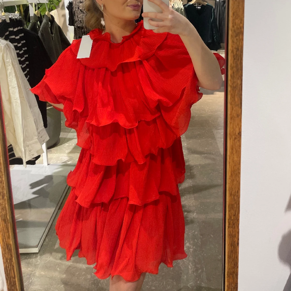 Röd klänning aldrig använd