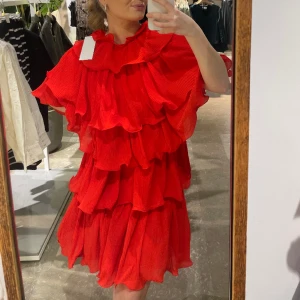 Röd klänning aldrig använd - Klänning från NA-KD som aldrig kommit till användning. Lappar finns kvar! Nypris 699kr