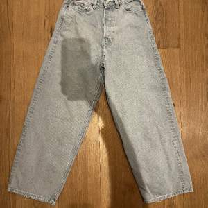 Ett par baggy jeans från weekday i modellen Astro. Bra skick men lite trådar som har gått upp och hänger på benöppningen. Kan skickas på köparens bekostnad. 