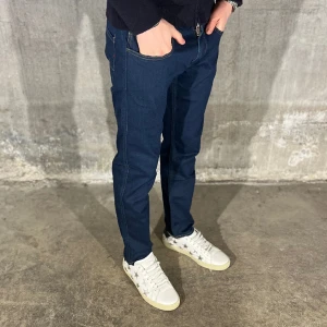 Replay Anbass jeans  - Replay anbass jeans i färgen blå. Storlek 32/30 och modellen på bilden är 182 cm. Fint skick, köp för endast 599kr 