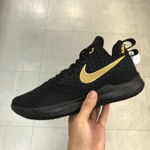Lebron Witness 3 - Black Gold - Lebron Witness 3 - Black Gold i storlek 42.5. Använt fåtal gånger. Säljer för att de ej passar längre.