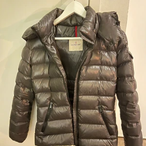 Moncler jacka - Säljer min älskade moncler jacka i den snyggaste unika färgen som inte säljs längre! Nypris: 14 695 kronor. Köptes på Nk och är fortfarande i mycket bra skick! Storlek 2 vilket är som 34.