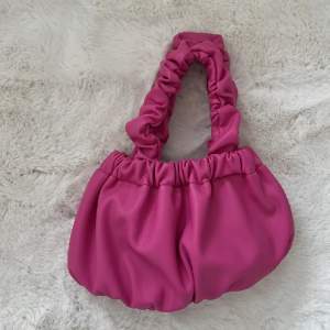 Jättefin rosa väska från NA-KD, sparsamt använd. Inga defekter. 