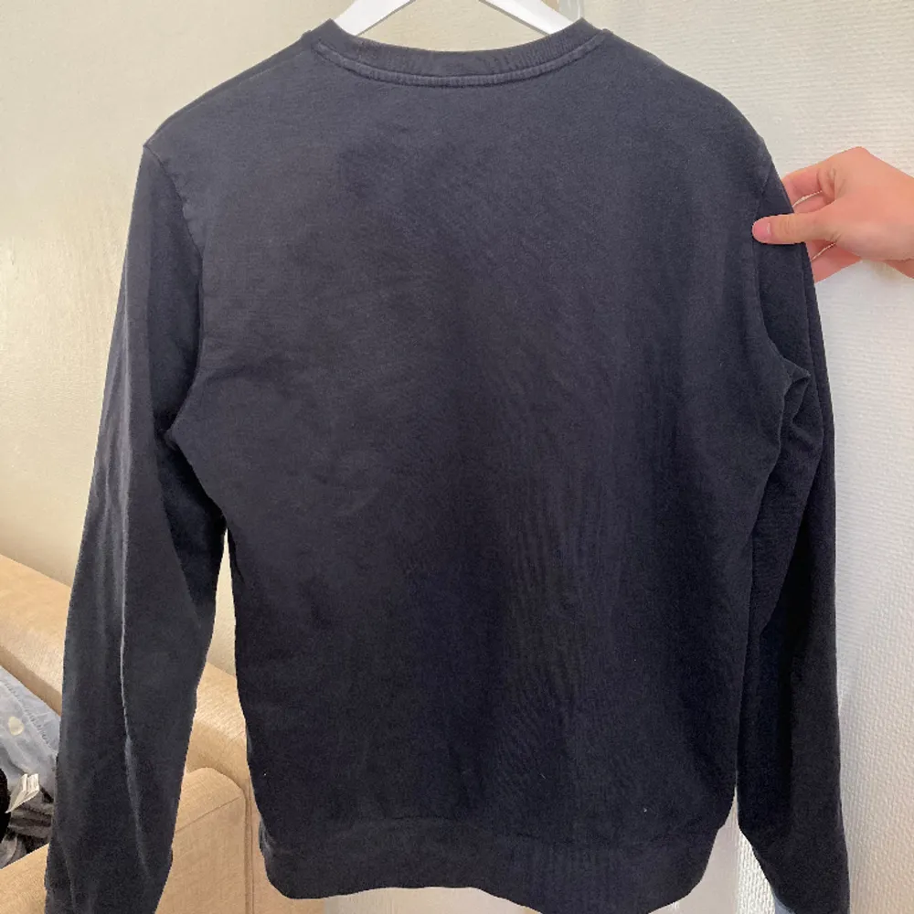 Riktigt snygg Emporio Armani sweatshirt som är mörkblå. 🔵  Inga defekter. Bara autentikationslappen är lite sliten av tvätt. Säljer pga börjar bli lite för liten  Köpare står för frakt 📦 . Hoodies.
