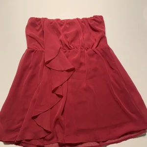 Röd topp - Vila- Sara tube top, mycket bra skick, använd fåtal gånger