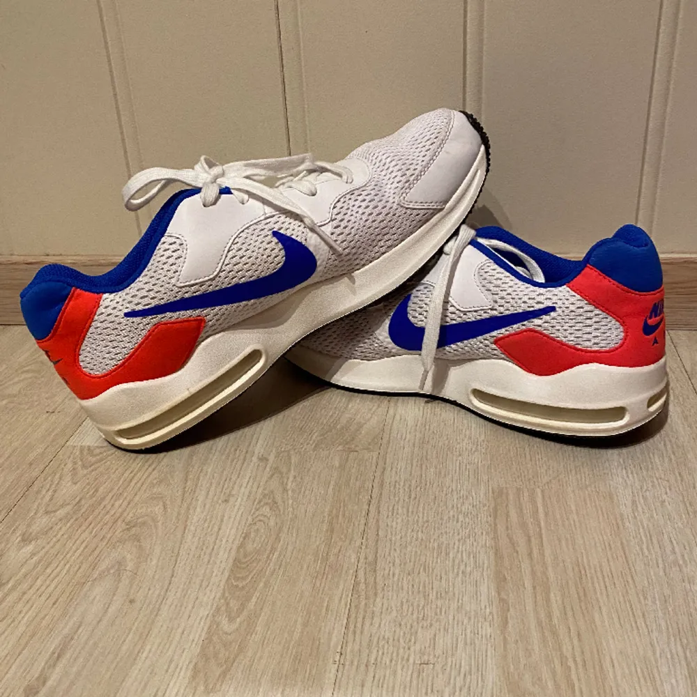 Snygga och bekväma Nike Air Max. Skicket är 10/10 och de ser helt nya ut. Perfekta löparskor, gympaskor eller bara för att ha på sig ute. Håller luften.   Kolla gärna in mina andra annonser🤩  Fraktas inom 48h📦📩. Skor.