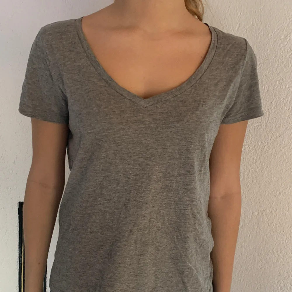 Basic grå T-shirt från vero Moda. T-shirts.