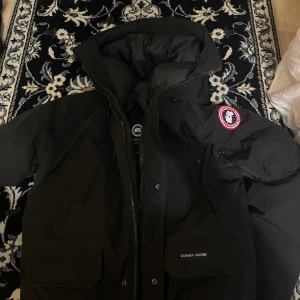 Canada Goose storlek L - Hej säljer min Canada Goose jacka chiliwack i storlek L. Den sitter som en M. Skicket på jackan är 8/10🤩 säljer jackan på grund av utlandsresa där den inte komma till använding😄 