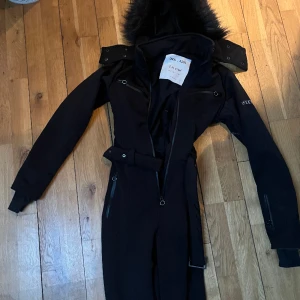 Skiddress  - Säljer denna sååå snygga skiddress från asos stl 34! Endast använd en säsong, den va verkligen såå snygg och passar perfekt på afterski och i backarna! Har tyvärr växt ur den nu:( 