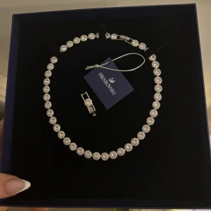 Swarovski - Swarovski Angelic halsband. Halsbandet är endast testat och är i toppenskick.💕