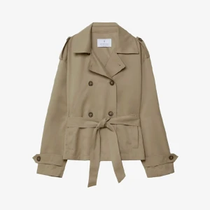 Kappa  - Säljer denna kappa som jag köpte i september. Den är prefekt på våren/ sommaren. Den är ifrån märket stradivarius, köptes för ca 450kr säljer för 180kr+frakt. Den är i ny skick och inte alls mycket använd💗 skärpet finns kvar❣️❣️