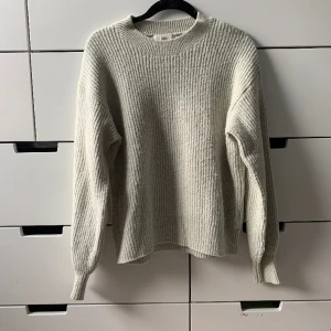 Stickad tröja - Stickad ljusgrön tröja från HM, väldigt skön och fin och passar perfekt nu till våren/sommaren🌸