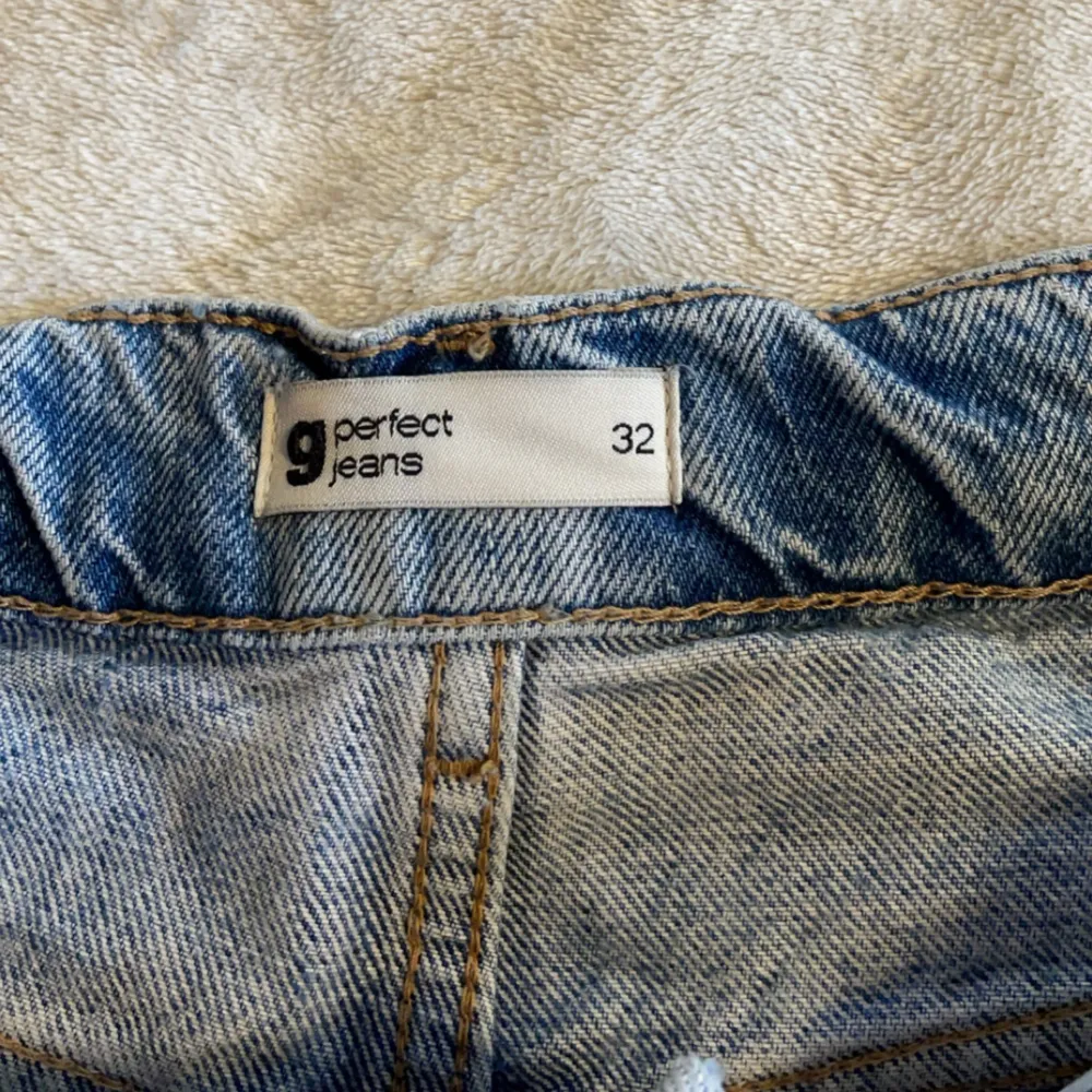 Högmidajde jeans med hål från Gina Tricot. Fint skick men hålen är lite uttöjda . Jeans & Byxor.