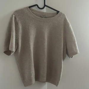 Stickad t-shirt  - Beige jättefin stickad t-shirt från h&m, storlek S men passar både mindre o större! Säljer då jag har en annan nästan likadan! Hör av dig om du har funderingar🙏❤️