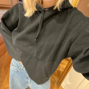 svart hoodie  - bra skick! jag är 165 cm lång och brukar ha 38 i stolek! skriv om ni har frågor ⚡️