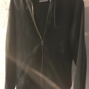 WEEKDAY Hoodie, mörk grön -  Mått XS, skick 8/10… tvättar den innan jag skickar den.