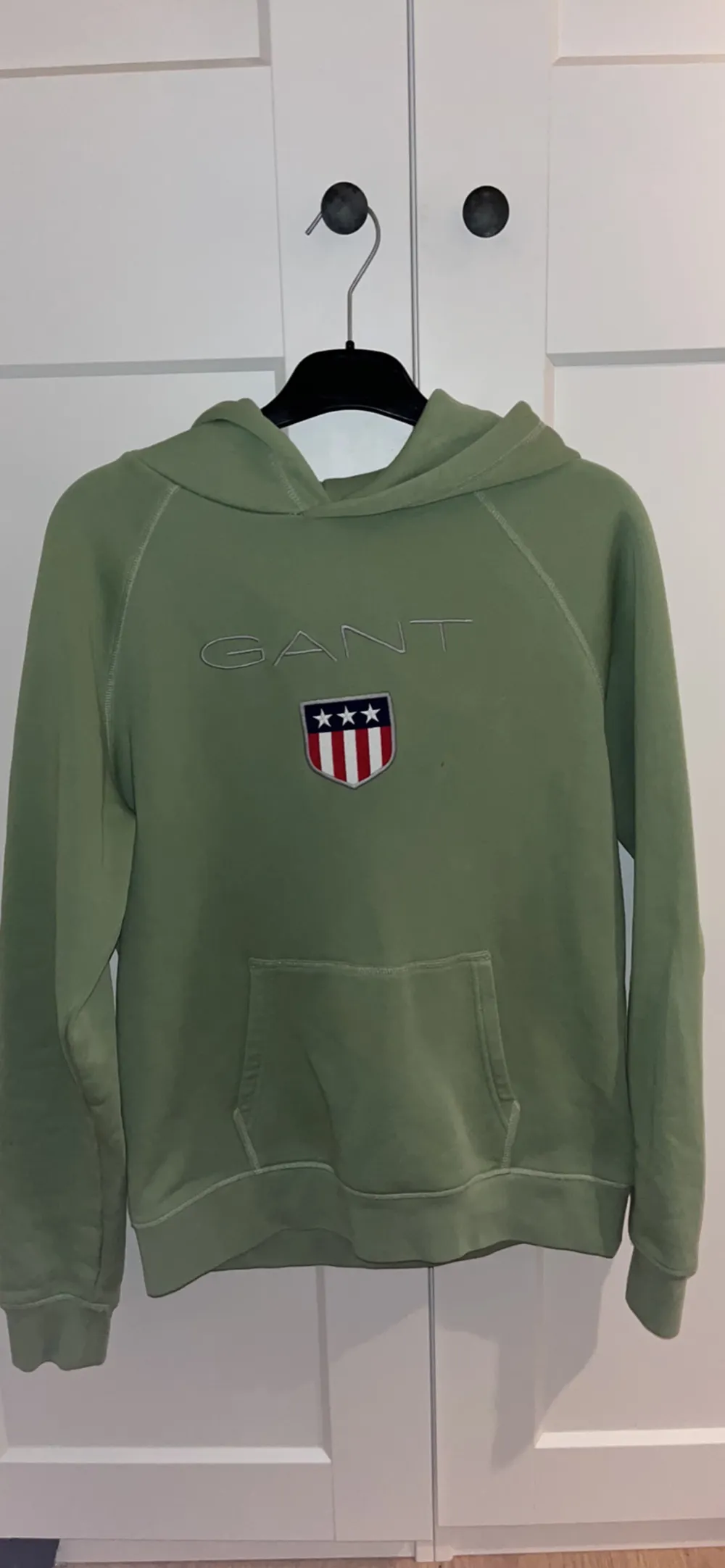 Nyskick använd två gånger utan slitage. Säljer pga fel storlek.. Hoodies.