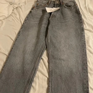 Jeans från zara - Byxorna är aldrig använda och är i storlek 34. 