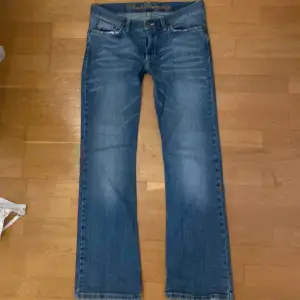 Midjemått tvärs över 41, Innerbenslängd 71. Älskade Lågmidjade / Low Rise jeans med cool färg utan defekter