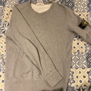 Stone island sweatshirt - Tja, säljer en sprillans ny stone island sweatshirt. Fick den i julklapp men säljer pga storleken. Kvitto, tags, samt QR-kod finns. Hör av er vid funderingar:)