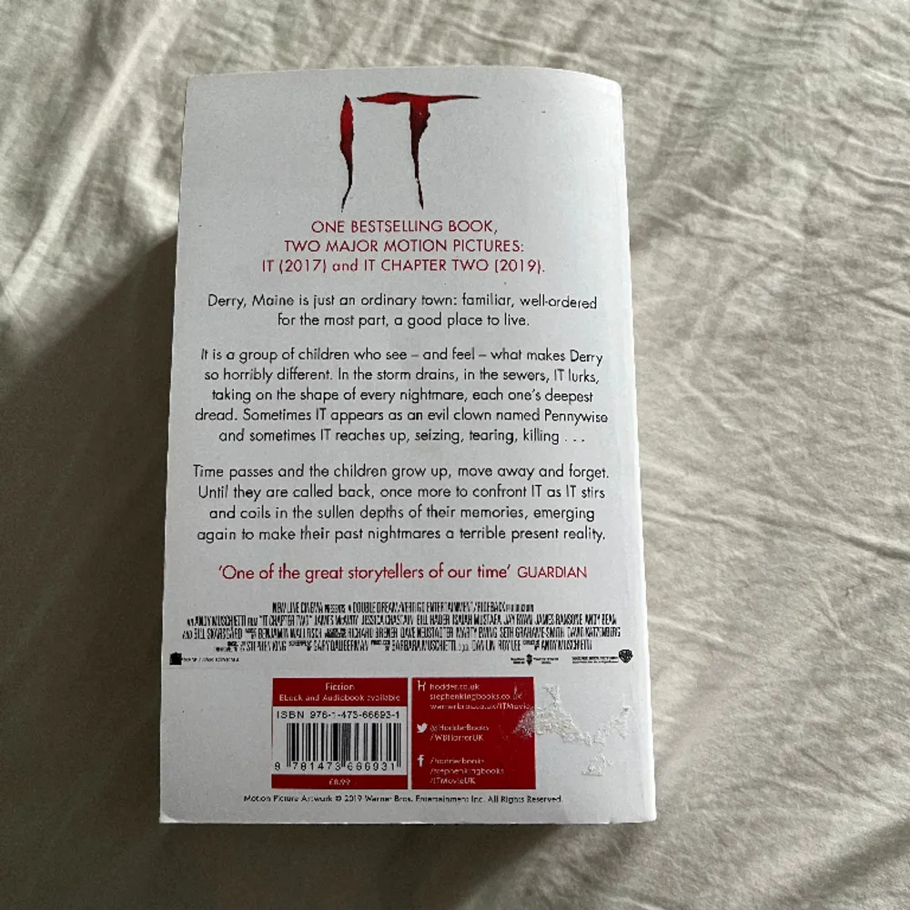 Stephen Kings ”IT” och ”IT CHAPTER TWO” i en bok. Köpte men aldrig läst så boken är i väldigt bra skick. . Böcker.
